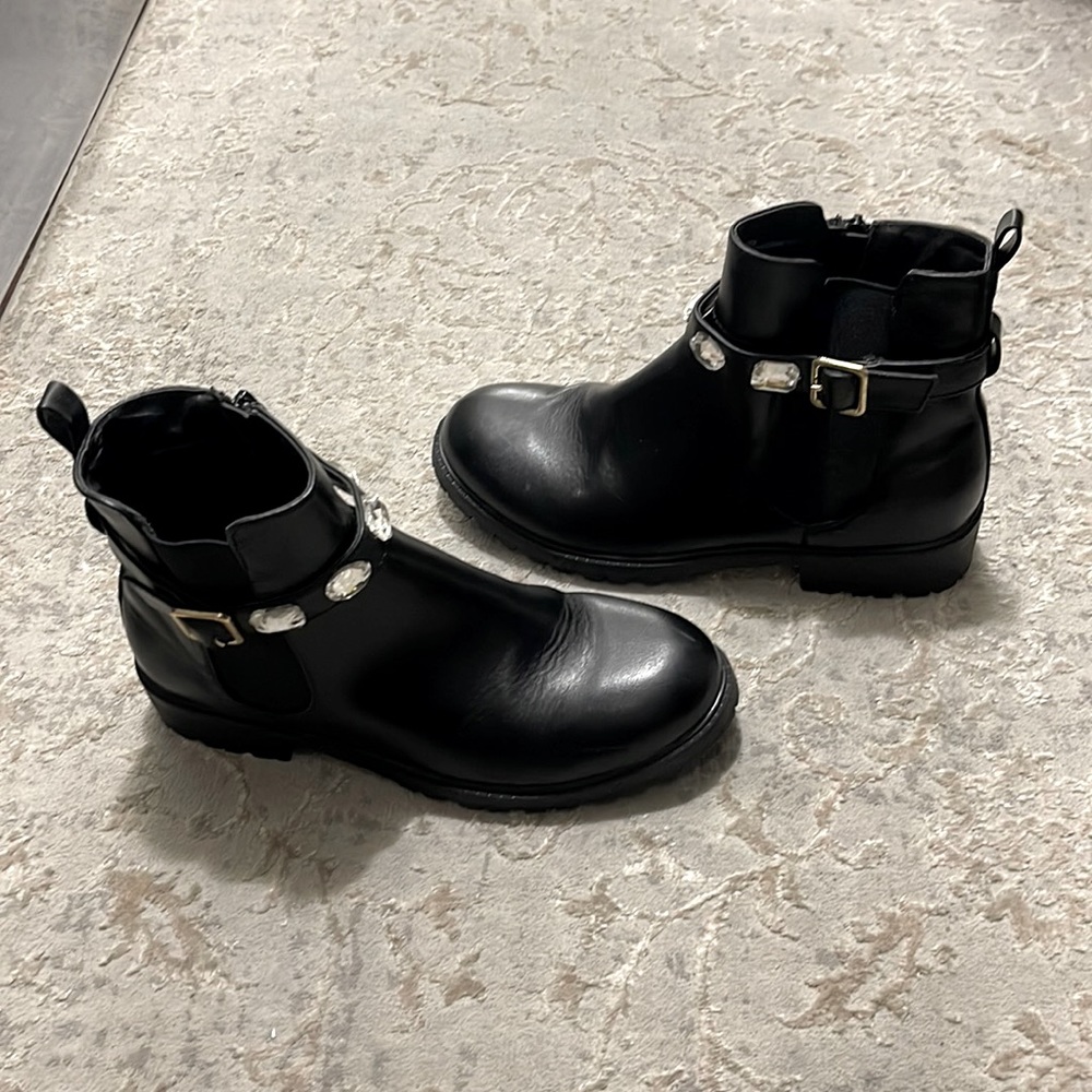 Black Steve Madden booted